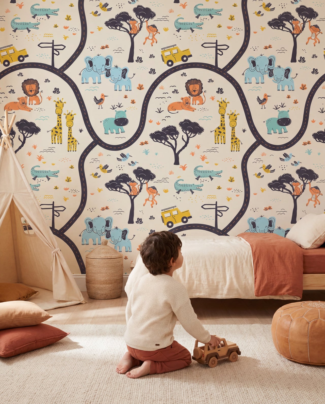 Papier peint Savane dans une chambre d'enfant, un enfant devant la fresque safari, Wonderwall Casablanca