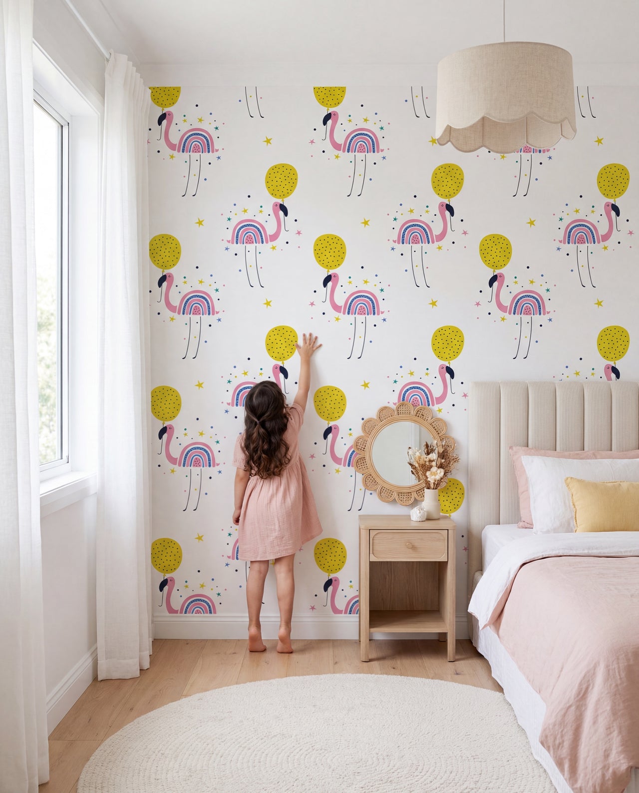 Papier peint enfant Fandango, fillette qui joue devant le mur aux flamants arc-en-ciel, Wonderwall Casablanca