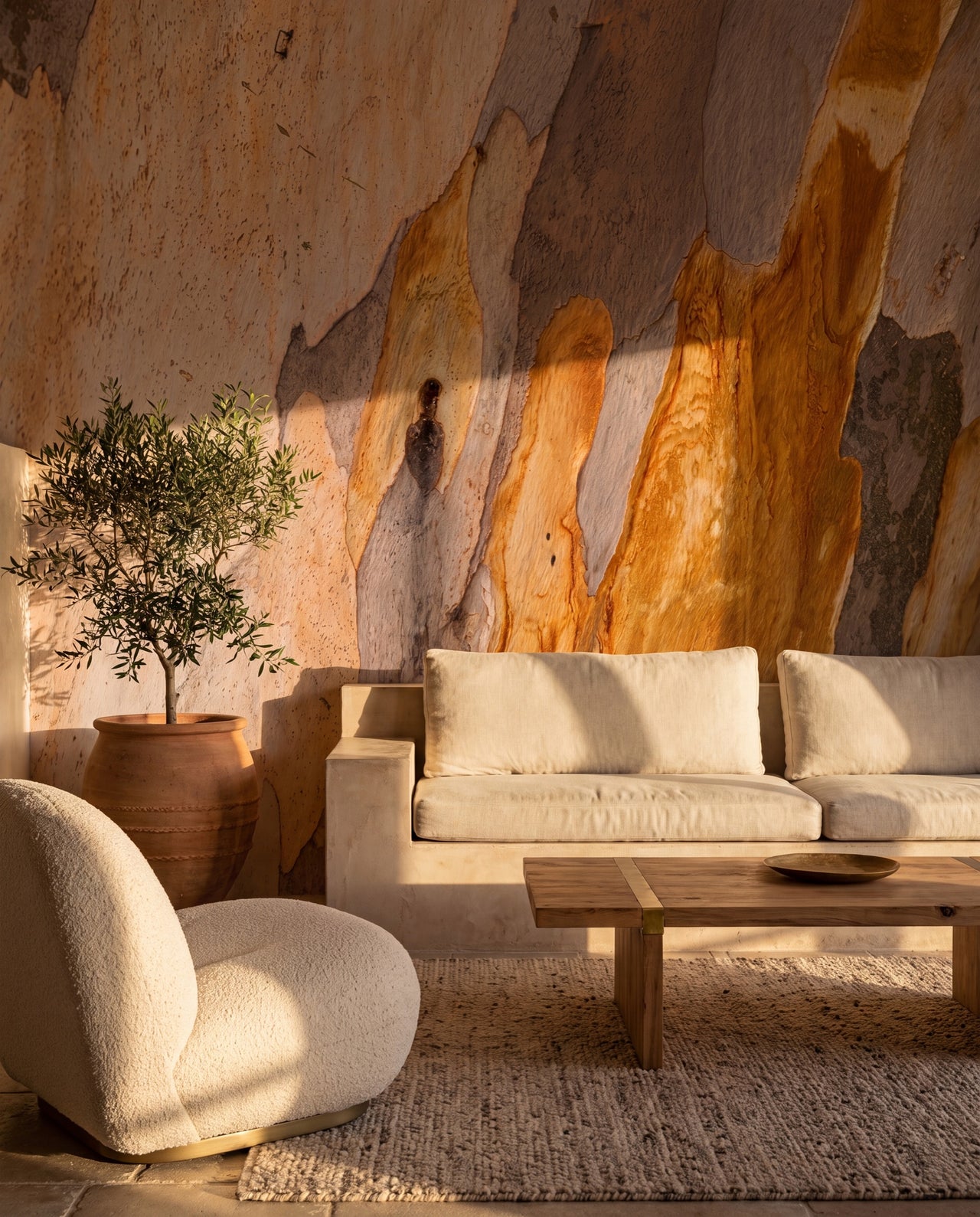 Papier peint panoramique effet écorce Nature Brute, fresque texture bois ocre et ambre dans un salon méditerranéen brut, Wonderwall Casablanca