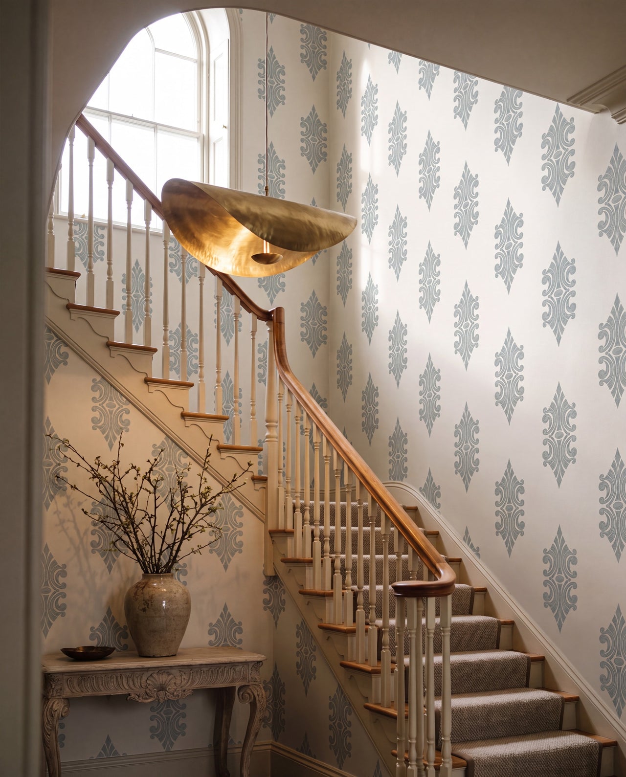Papier peint damas Verdigris dans une cage d'escalier statement, sur mesure au Maroc, Wonderwall
