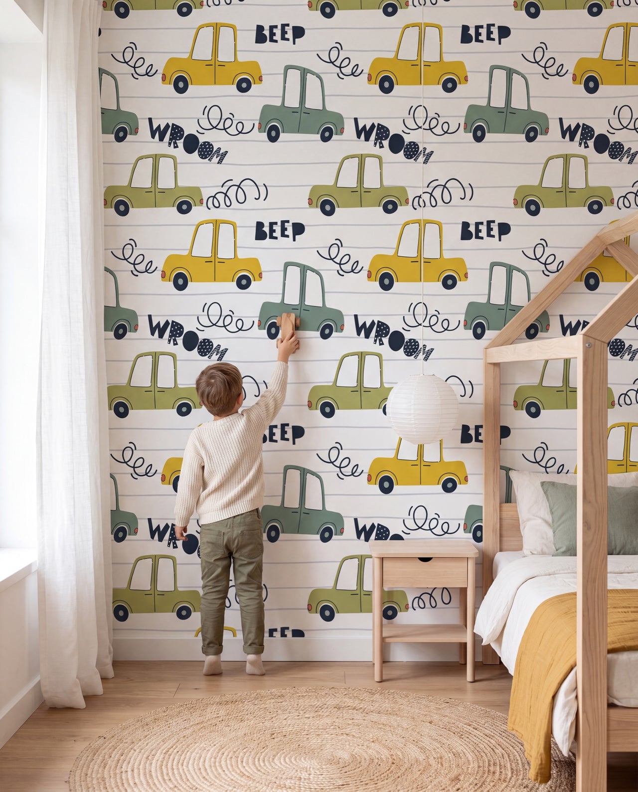 Papier peint enfant Mille Bornes, garçon qui joue devant le mur aux voitures, Wonderwall Casablanca