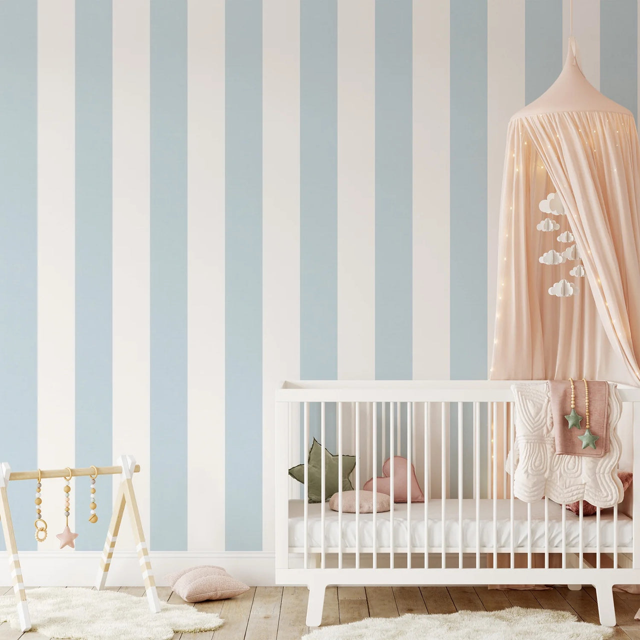 Papier peint rayures bleu ciel Ciel de Coton, larges rayures bleu poudré et crème dans une chambre de bébé, Wonderwall Casablanca