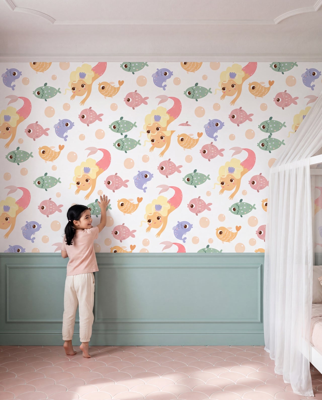 Papier peint Mélusine dans une chambre d'enfant, une fillette qui tend la main vers une sirène du mur, Wonderwall Casablanca