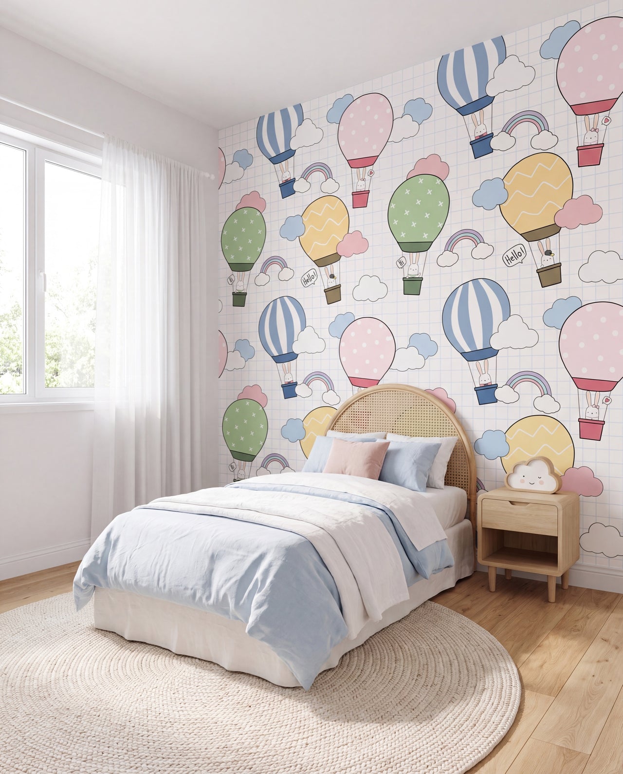 Papier peint bébé montgolfières Alizé, montgolfières pastel, lapins et arcs-en-ciel dans une nursery douce bleu ciel, Wonderwall Casablanca
