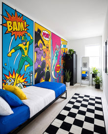 Fresque murale Nova dans une chambre monochrome à structure noire et miroir chromé : planche comic sur mesure au Maroc, Wonderwall