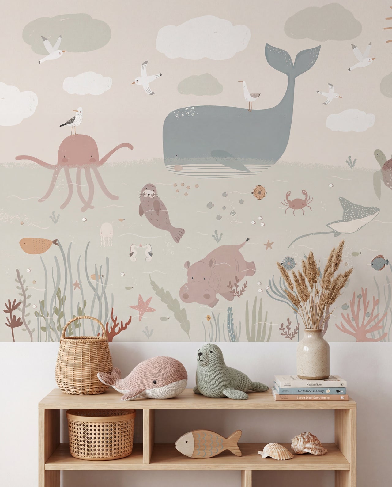 Détail du papier peint Récif, baleine, méduses et algues dessinées en pastel doux, Wonderwall Casablanca
