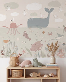 Détail du papier peint Récif, baleine, méduses et algues dessinées en pastel doux, Wonderwall Casablanca