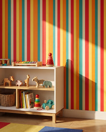 Papier peint Fiesta en gros plan derrière l'étagère à jouets en bois et le xylophone : rayures verticales sur mesure Wonderwall