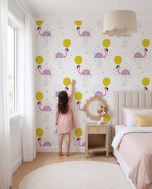 Papier peint enfant Fandango, fillette qui joue devant le mur aux flamants arc-en-ciel, Wonderwall Casablanca