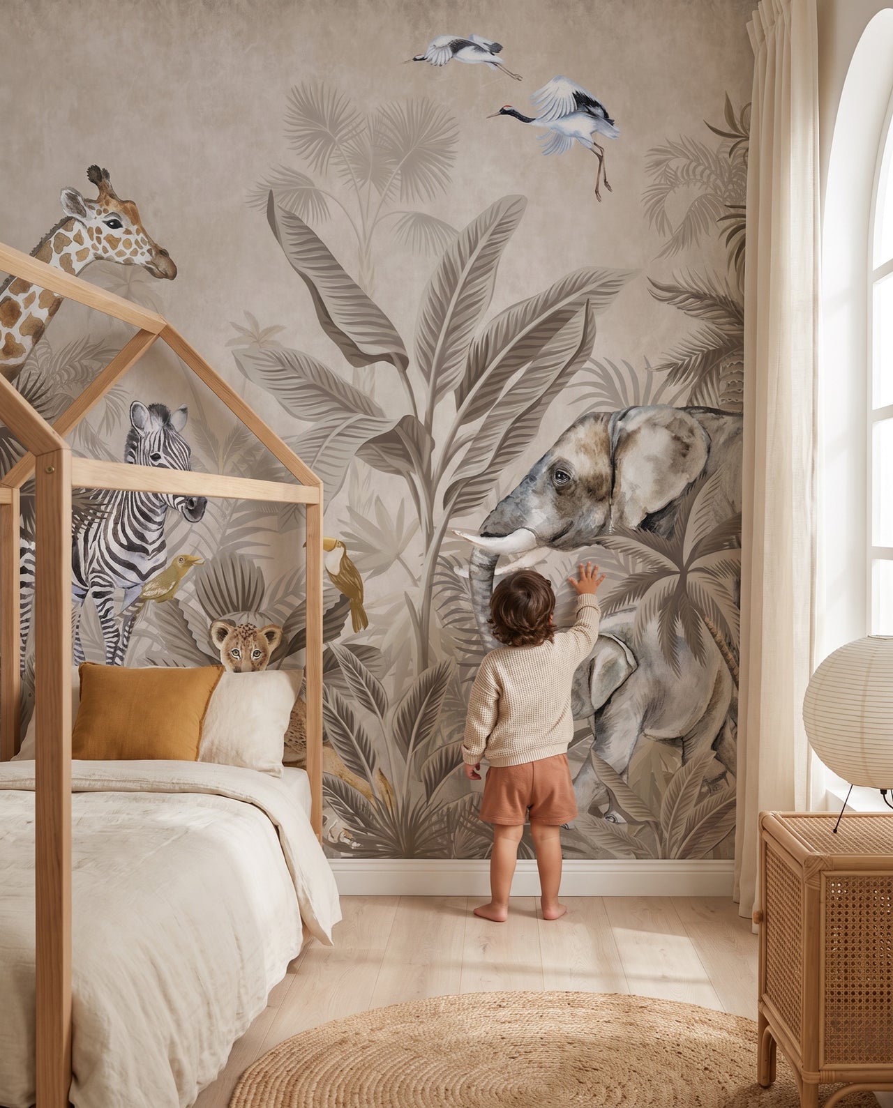 Papier peint Serengeti dans une chambre d'enfant — un enfant devant la fresque safari sépia, Wonderwall Casablanca
