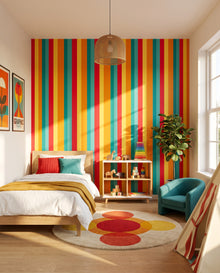 Papier peint rayures Fiesta : bandes verticales rouge, orange, jaune et teal dans une salle de jeux rétro, Wonderwall Casablanca