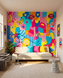 Papier peint panoramique pop art Candy : collage fuchsia, cyan et jaune avec bananes et bouches dans un lounge à banquette bouclée crème, Wonderwall Casablanca