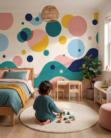 Fresque murale Confetti dans une salle de jeux, un enfant joue aux cubes en bois sur le tapis : décor sur mesure au Maroc, Wonderwall