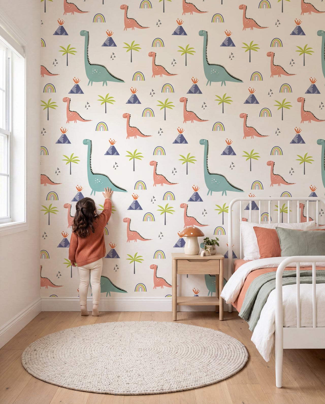 Papier peint enfant Gondwana — fillette qui joue devant le mur aux dinosaures pastel, Wonderwall Casablanca