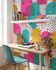 Fresque murale Bel-Air derrière un bureau en bois et une étagère à vinyles : papier peint Memphis années 80 sur mesure Wonderwall