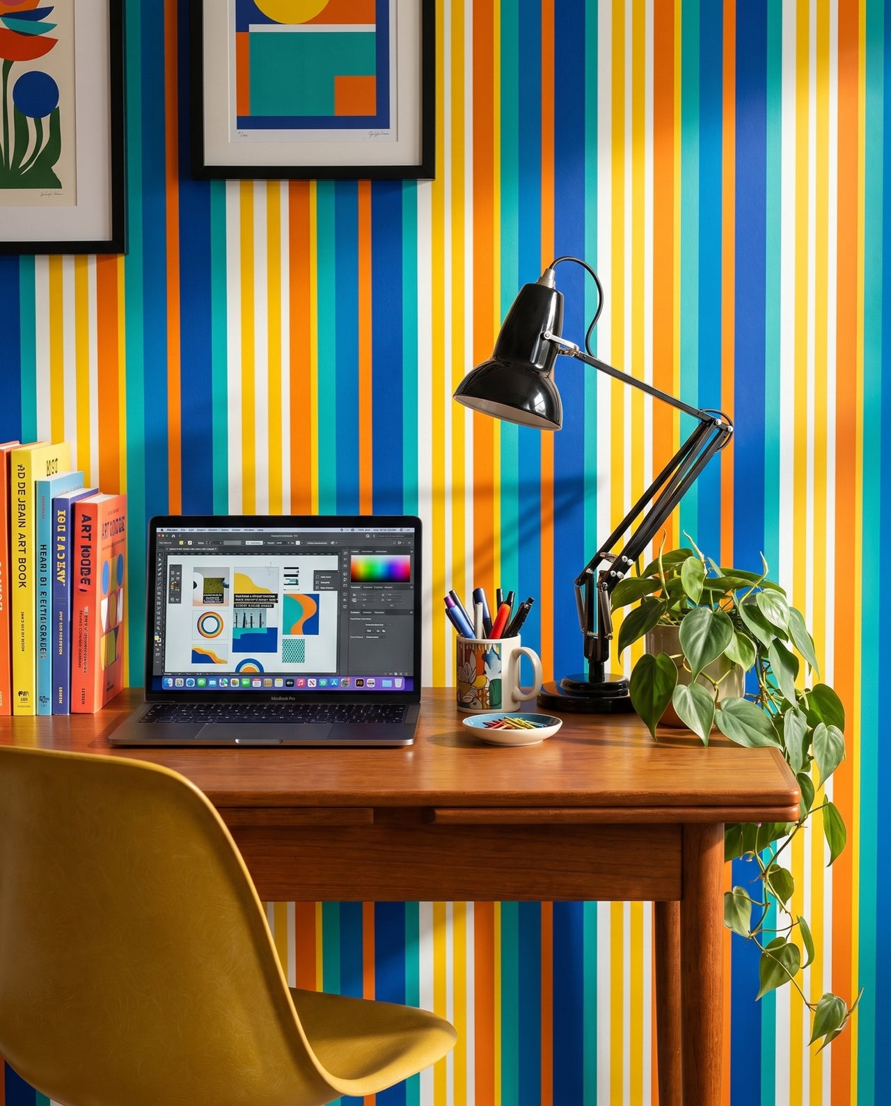 Papier peint Transat derrière un bureau en noyer mid-century avec chaise coque moutarde : rayures verticales sur mesure Wonderwall