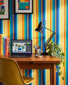 Papier peint Transat derrière un bureau en noyer mid-century avec chaise coque moutarde : rayures verticales sur mesure Wonderwall