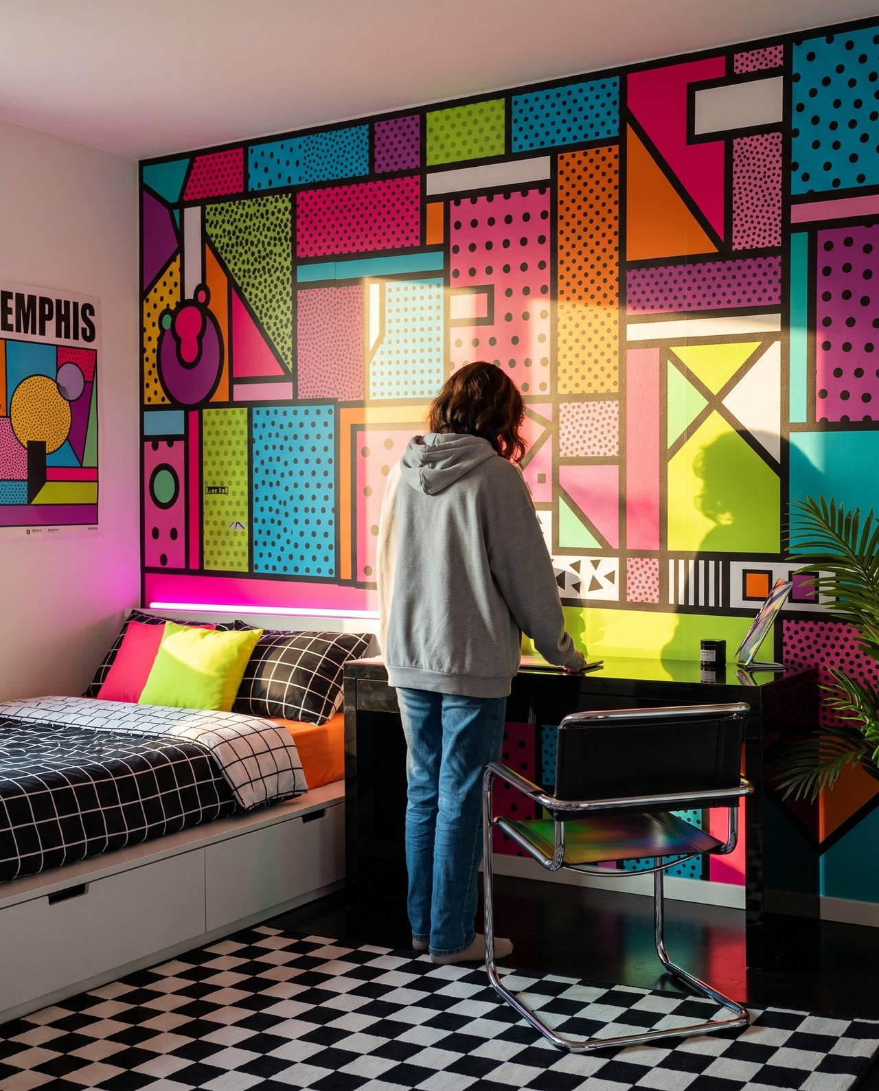 Fresque murale Milano dans une chambre d'adolescent installé à son bureau : patchwork Memphis sur mesure au Maroc, Wonderwall