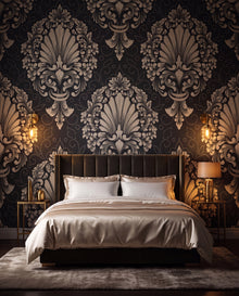 Papier peint damas Versailles dans une chambre glamour tamisée, sur mesure Wonderwall Casablanca