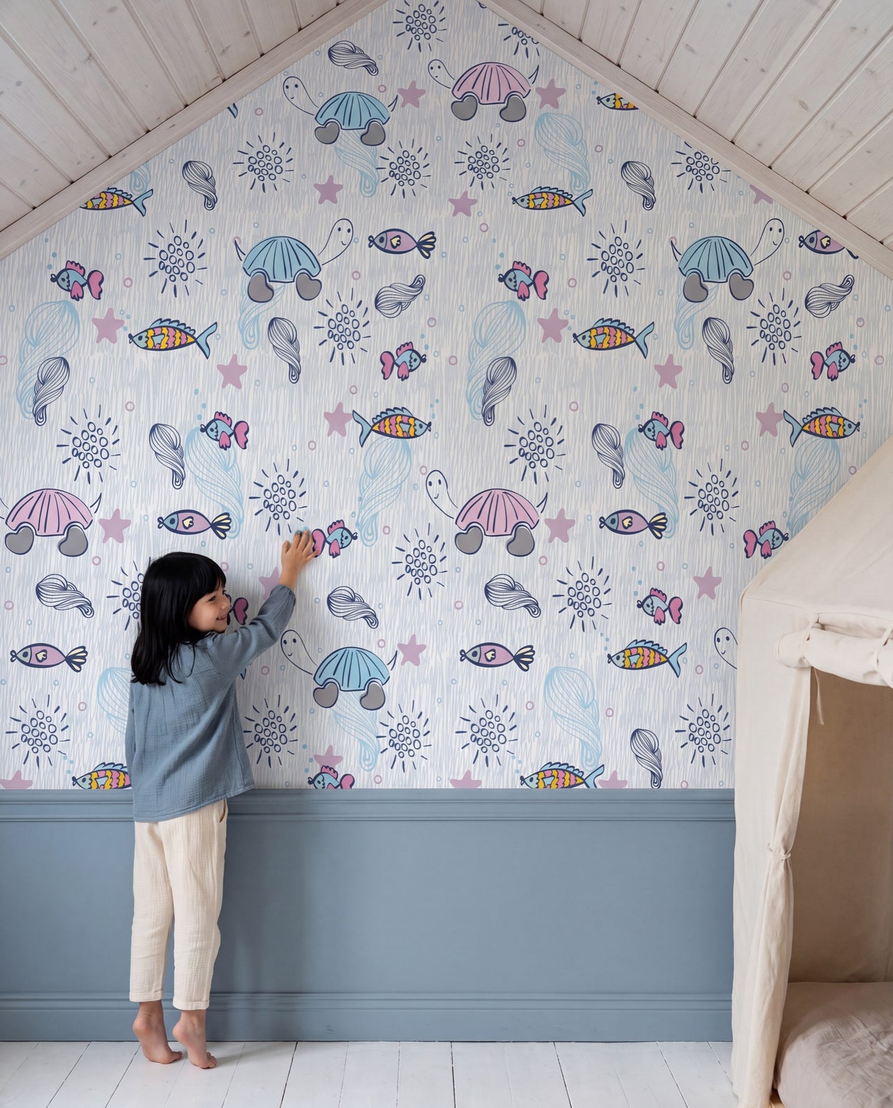 Papier peint Thétis dans une chambre d'enfant, une fillette qui tend la main vers une tortue du mur, Wonderwall Casablanca