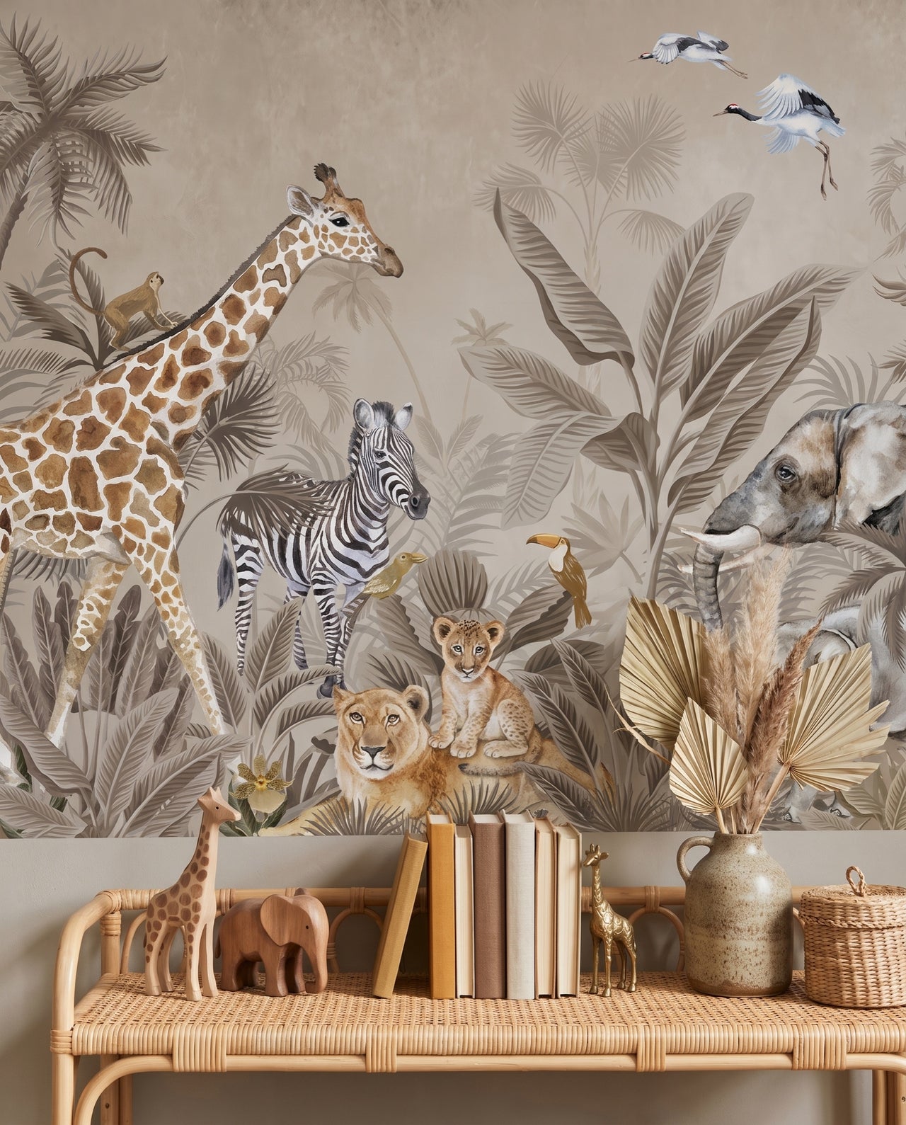 Détail du papier peint Serengeti — girafe, éléphant et palmes à l'aquarelle en camaïeu sépia, Wonderwall Casablanca