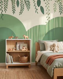 Fresque murale Lierre en gros plan derrière l'étagère à animaux en bois : papier peint feuillages sur mesure Wonderwall