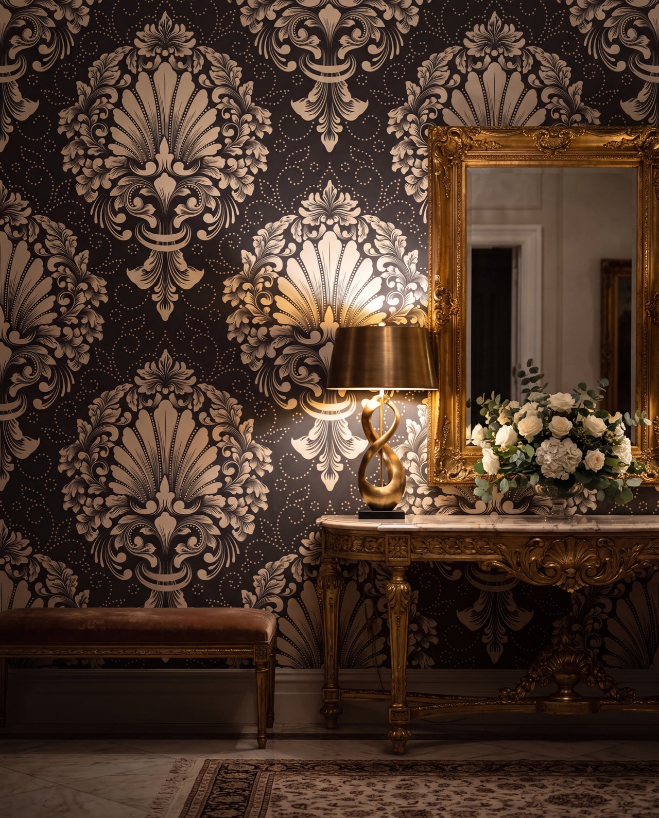 Papier peint damas Versailles dans une entrée d'hôtel particulier, sur mesure au Maroc, Wonderwall