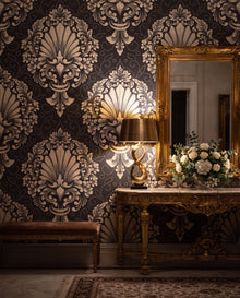 Papier peint damas Versailles dans une entrée d'hôtel particulier, sur mesure au Maroc, Wonderwall