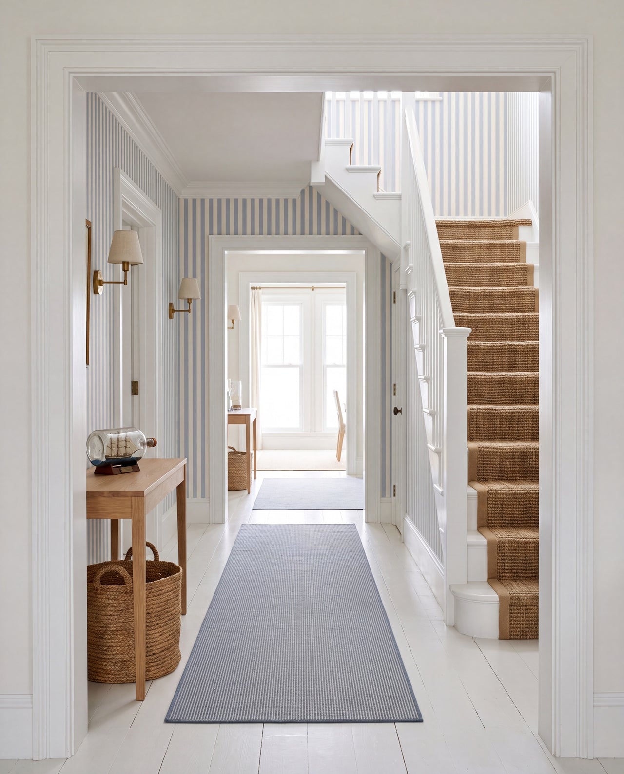 Papier peint Régate dans un couloir/escalier, fines rayures crème et bleu-gris sur mesure au Maroc, Wonderwall