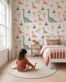 Papier peint Gondwana dans une chambre d'enfant — une petite fille devant le mur aux dinosaures, Wonderwall Casablanca
