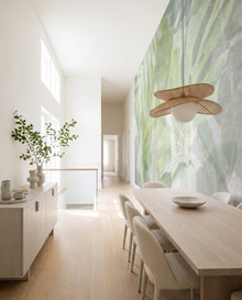 Fresque murale Sève dans une salle à manger en chêne clair avec suspension en rotin : feuillages aquarelle sur mesure au Maroc, Wonderwall