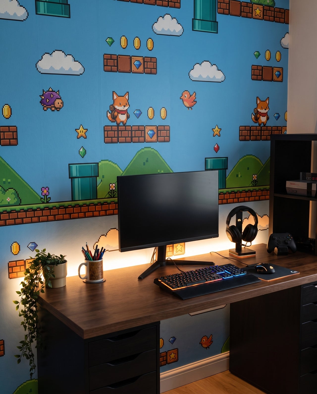 Fresque murale Warp derrière un bureau gaming à éclairage RGB : papier peint pixel art sur mesure Wonderwall