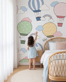 Papier peint enfant Alizé, tout-petit qui joue devant le mur pastel aux montgolfières, Wonderwall Casablanca