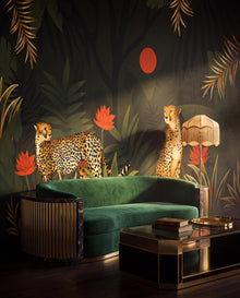 Papier peint panoramique jungle Guépards de Minuit, fresque jungle nocturne, deux guépards et soleil rouge dans un lounge Art déco glamour, Wonderwall Casablanca