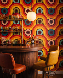 Papier peint rétro Woodstock dans un coin bar rétro, sur mesure Wonderwall Casablanca