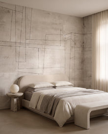 Fresque murale Tadelakt dans une chambre à lit plateforme de plâtre et lampe sphère albâtre : papier peint panoramique minéral sur mesure Wonderwall