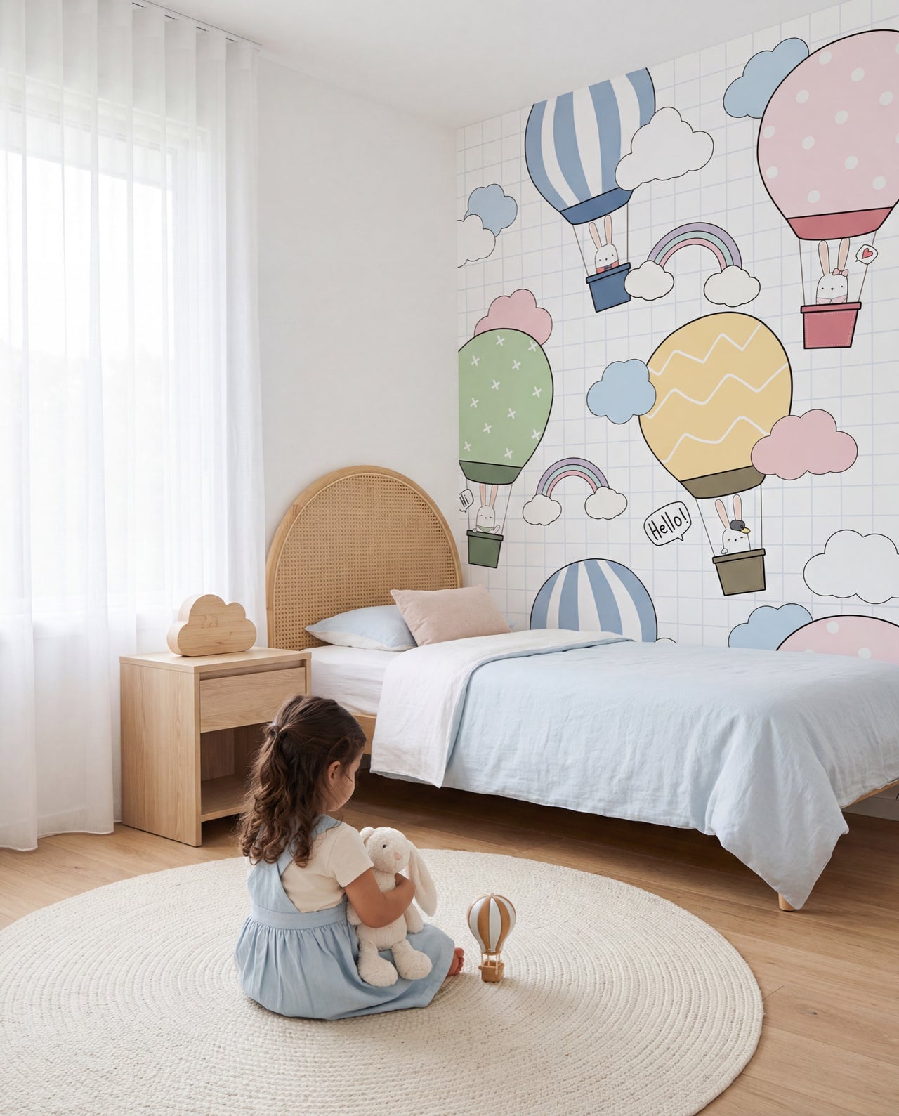Papier peint Alizé dans une chambre de bébé, une petite fille devant le mur aux montgolfières, Wonderwall Casablanca