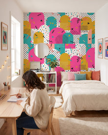 Fresque murale Bel-Air dans une chambre d'adolescente qui dessine à son bureau : décor Memphis sur mesure au Maroc, Wonderwall