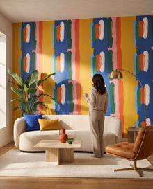 Fresque murale Mistral dans un salon, une femme debout un café à la main devant le mur : abstrait sur mesure au Maroc, Wonderwall