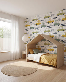 Papier peint enfant petites voitures Mille Bornes, voitures dessinées jaune et sauge sur routes dans une chambre chêne au lit cabane, Wonderwall Casablanca