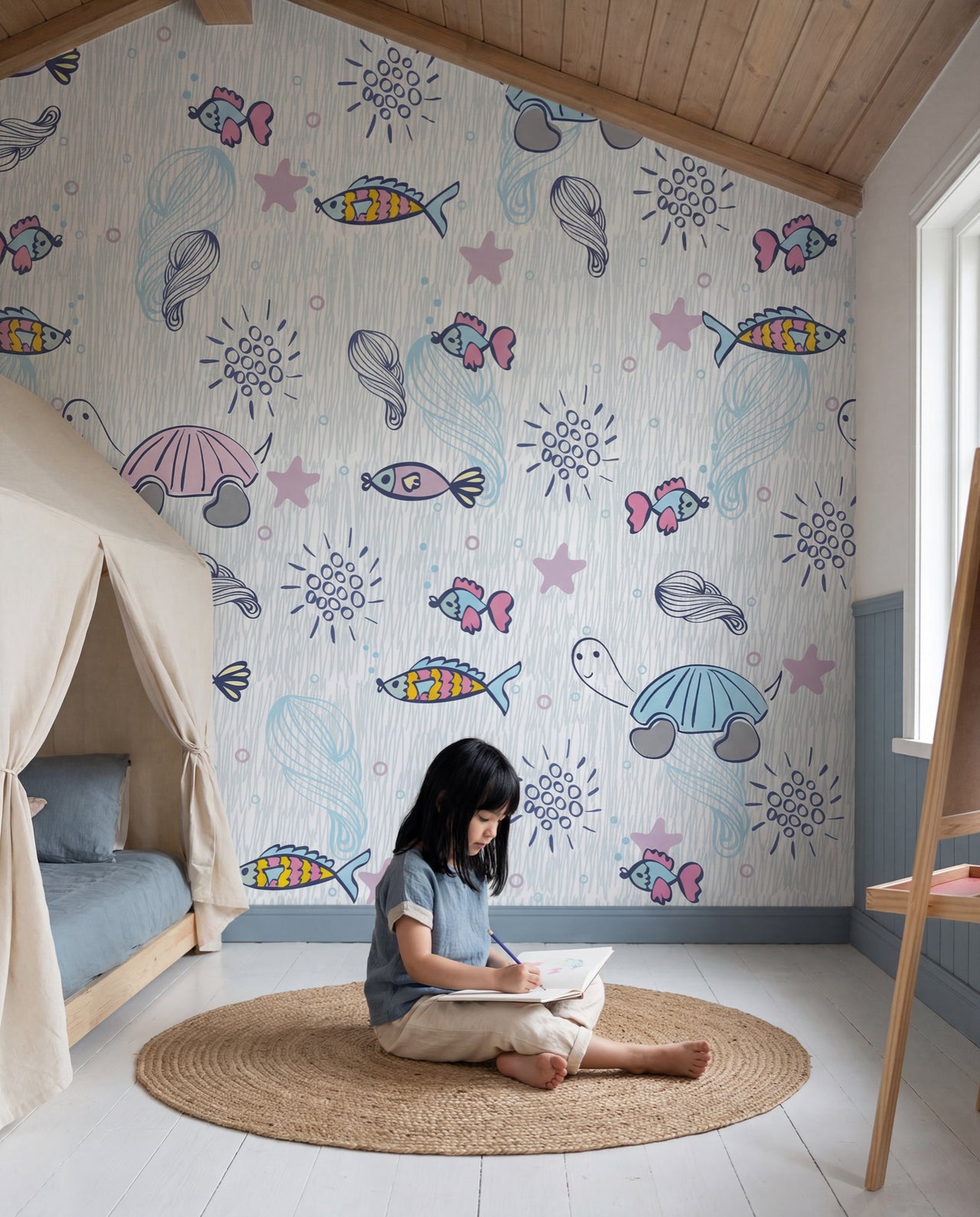 Papier peint enfant Thétis, fillette qui dessine dans son carnet devant le mur au trait, Wonderwall Casablanca