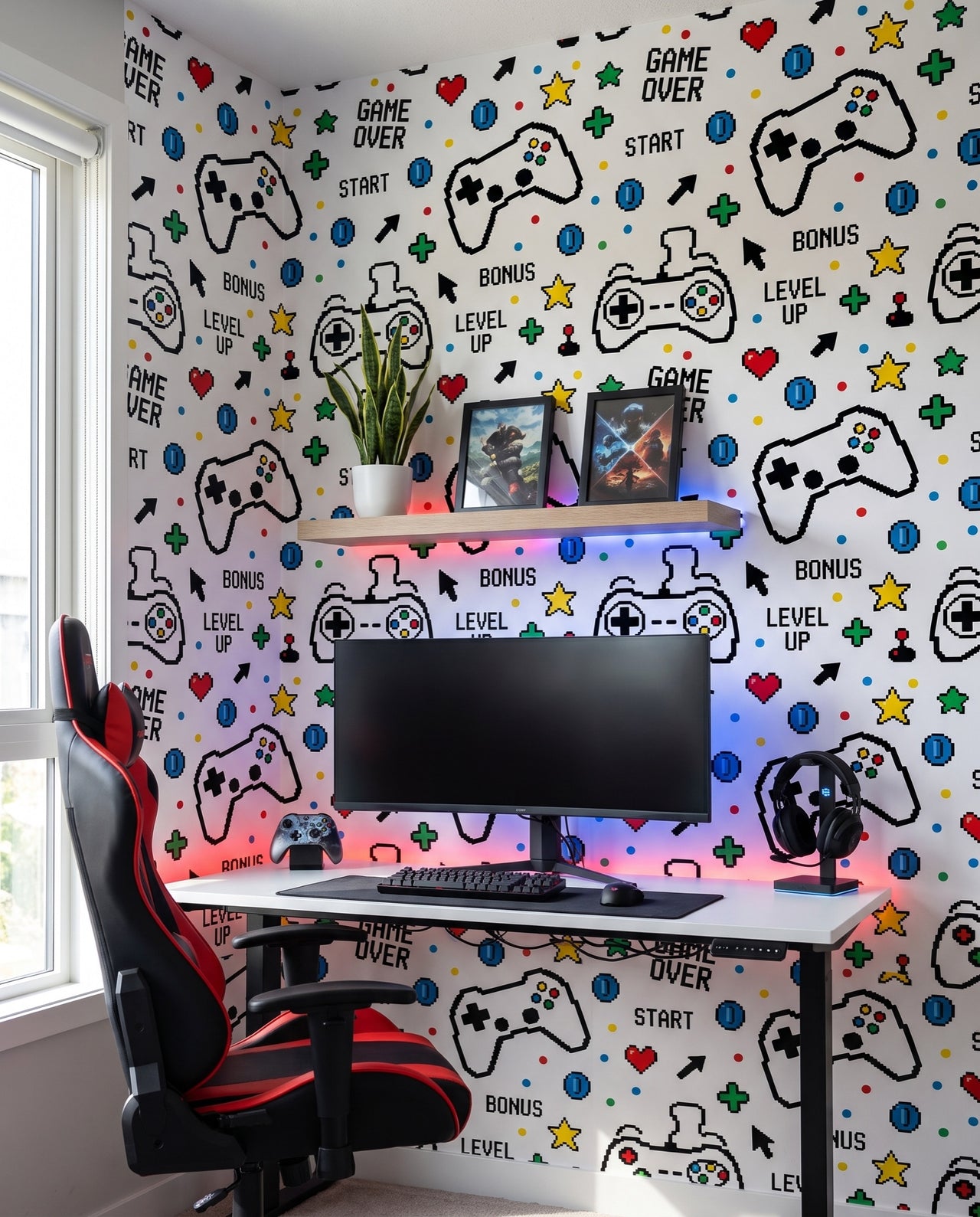 Papier peint Arcade dans un setup gaming à écran ultrawide et fauteuil rouge et noir : décor manettes pixel art sur mesure Wonderwall