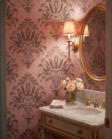 Papier peint damas Pompadour dans une powder room rose bijou, sur mesure au Maroc, Wonderwall