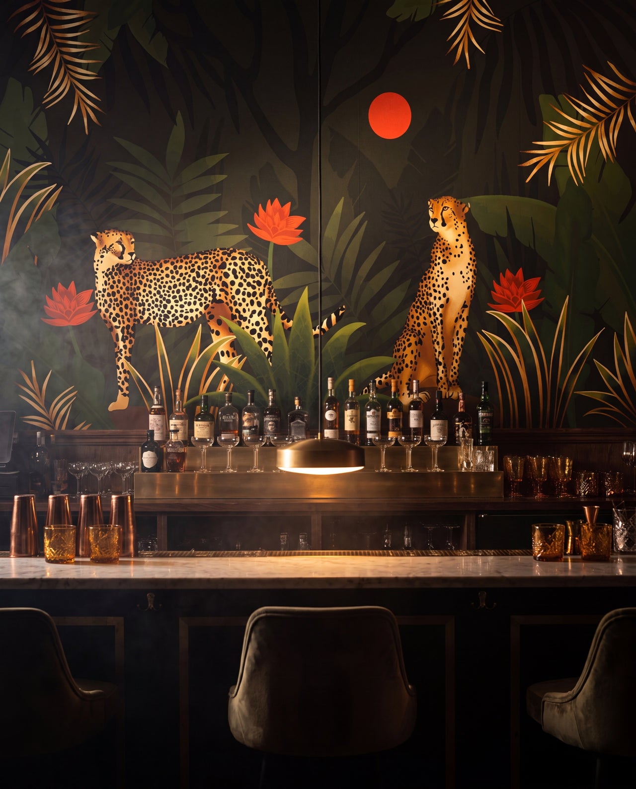 Papier peint panoramique Guépards de Minuit dans un bar/lounge speakeasy, fresque jungle nocturne Wonderwall Casablanca