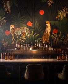 Papier peint panoramique Guépards de Minuit dans un bar/lounge speakeasy, fresque jungle nocturne Wonderwall Casablanca