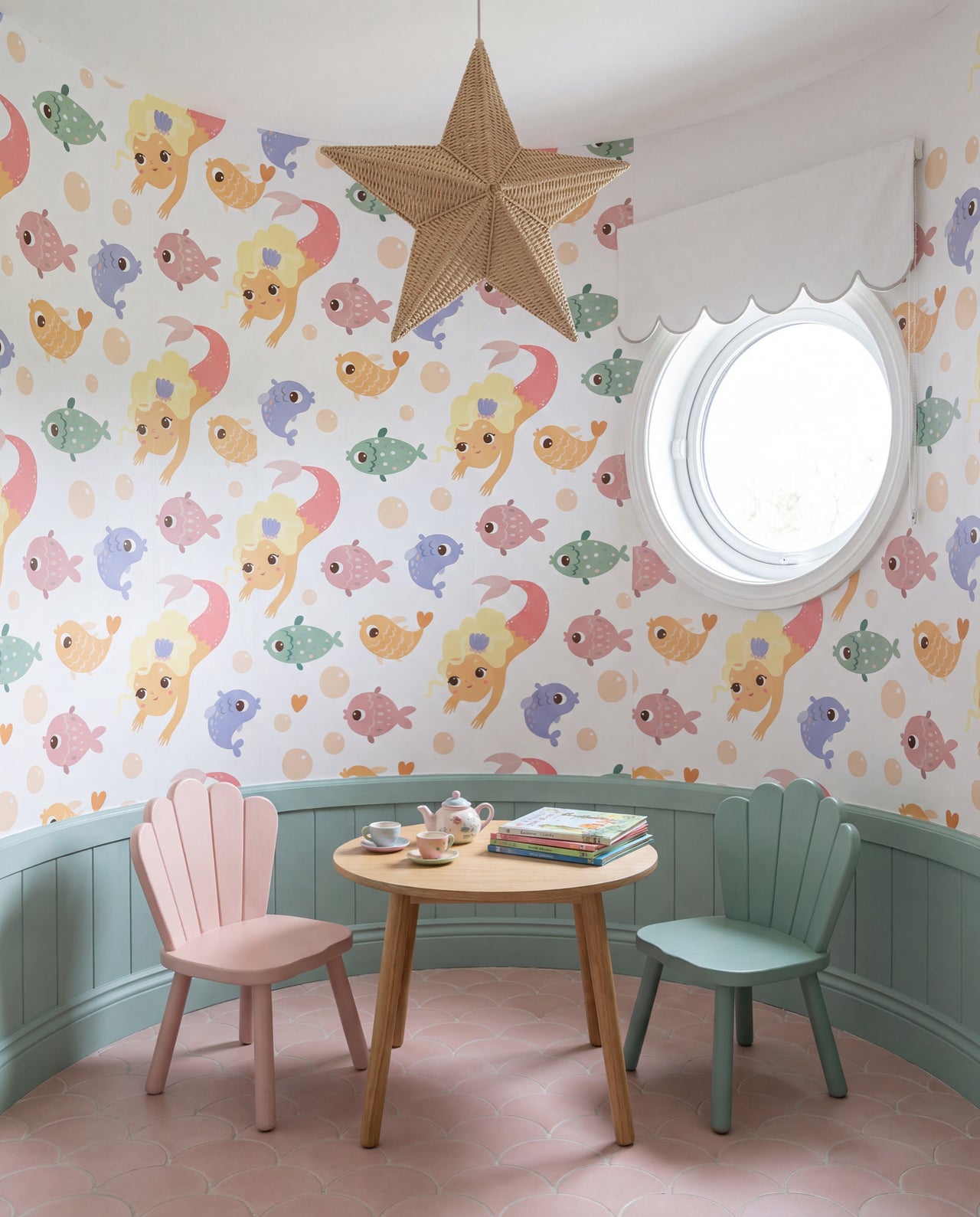 Papier peint Mélusine dans un coin thé d'enfant, sirènes et poissons pastel sur mesure, Wonderwall Casablanca