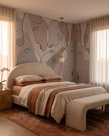 Fresque murale Terracina dans une suite à tête de lit en plâtre arrondie et linge rouille : papier peint panoramique line art sur mesure Wonderwall