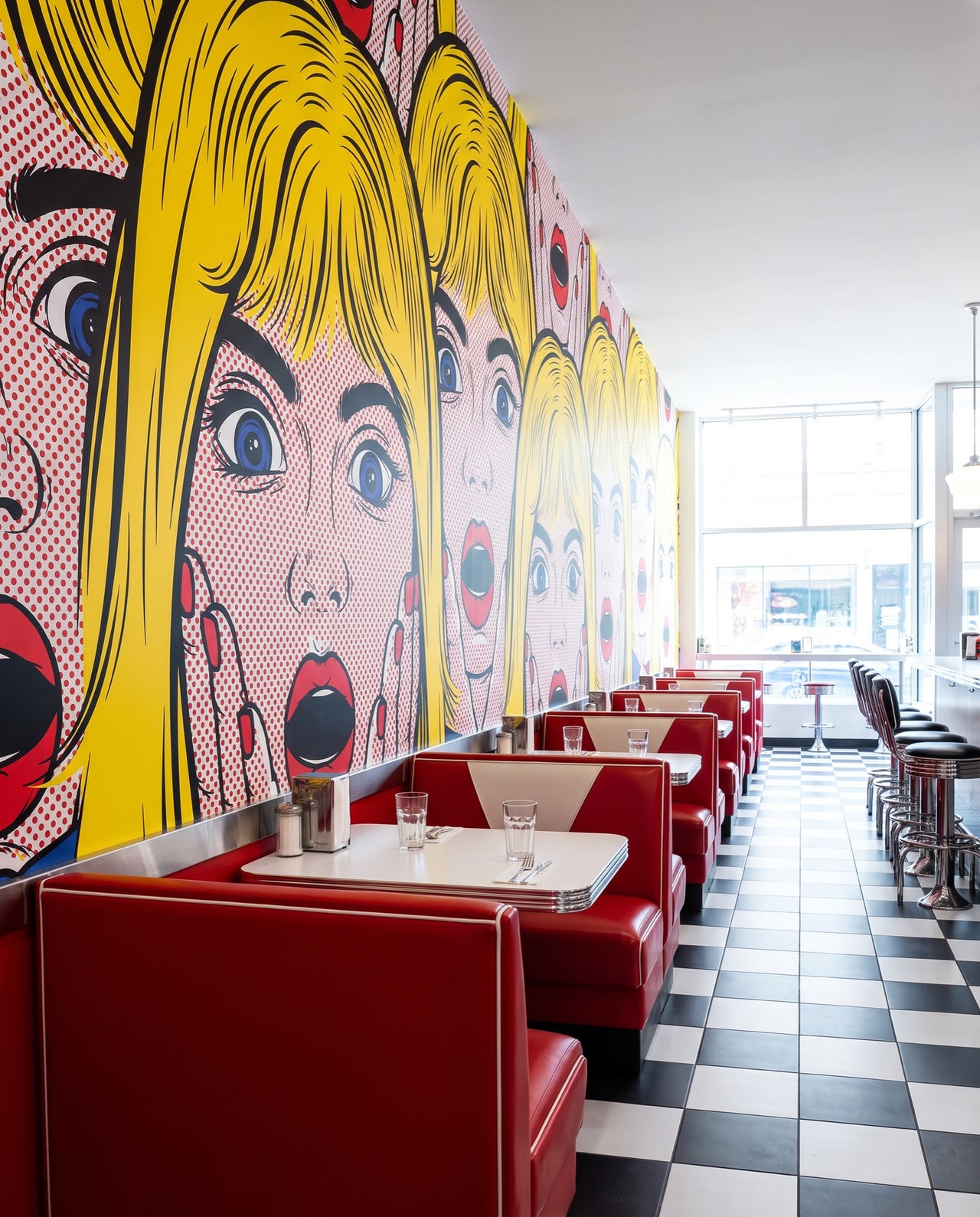 Fresque murale Starlettes dans un diner/café pop, papier peint panoramique sur mesure au Maroc, Wonderwall