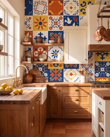 Papier peint carreaux azulejos Azulejos, patchwork Talavera cobalt et terracotta dans une cuisine méditerranéenne ensoleillée, Wonderwall Casablanca