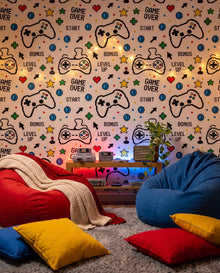 Papier peint Arcade dans un coin détente à poufs rouge et bleu et consoles rétro : motif gaming Wonderwall Casablanca